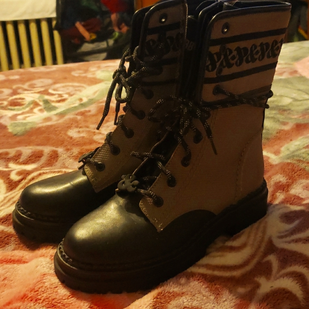 Sam&Libbys Army boots